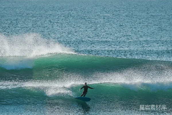 高清摄影 一个男子坐在冲浪板上 surfing 波涛之上