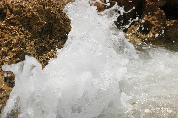 高清摄影 白海水冲击着棕色的岩石海岸。