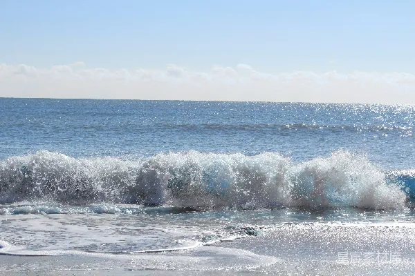 高清摄影 海浪拍击着海岸线。