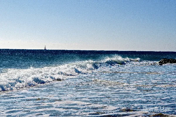 高清摄影 海面上一艘帆船正遭遇波涛汹涌的海浪。