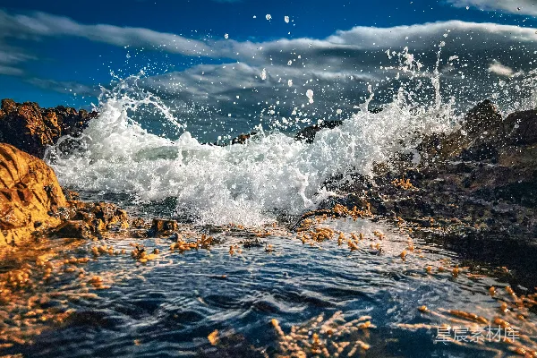 高清摄影 海浪拍打着岩石。