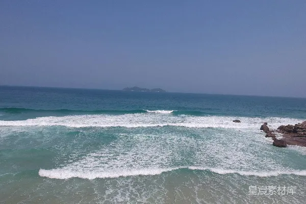 高清摄影 白天海浪拍打在海岸上
