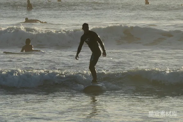高清摄影 一个男子骑在冲浪板上 surfing于波峰之上