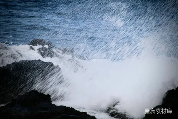 高清摄影 巨大的波浪撞击着岩石海岸