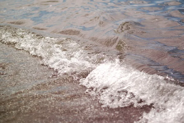 高清摄影 一个骑在水上波浪板上的水手。