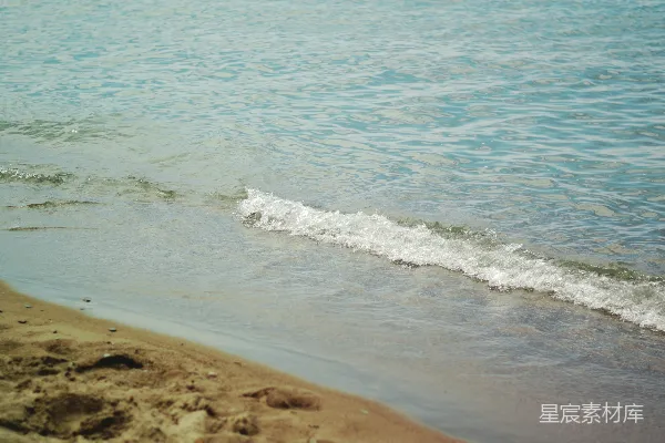 高清摄影 海边一个人拿着冲浪板 Walking on the beach, a person carries a surfboard.