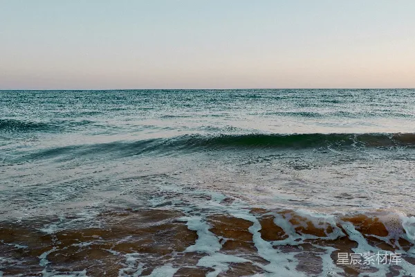高清摄影 白天海浪拍击海岸