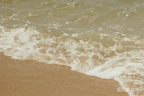 高清摄影 海浪轻轻地拍打着沙滩。