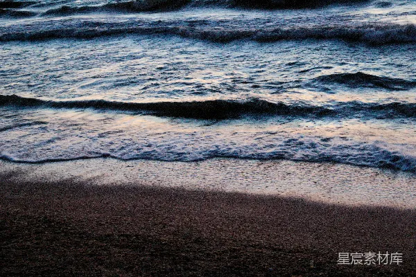 高清摄影 白天海浪撞击岸边