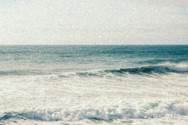 高清摄影 轻柔的海浪拍打着沙滩。