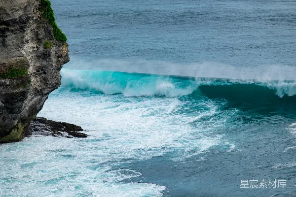 高清摄影 海边一个穿在冲浪板上的人在波浪上 Riding a surfboard on a wave in the ocean
