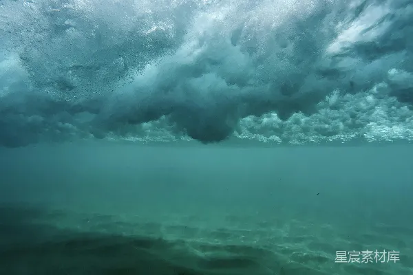 高清摄影 海底波浪冲破的景象以及沙质海床的俯瞰