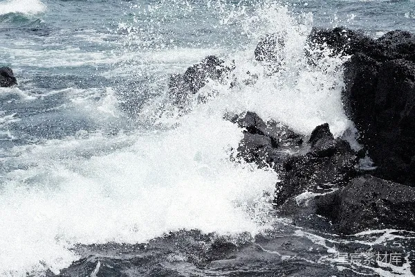 高清摄影 白天海浪撞击岩石