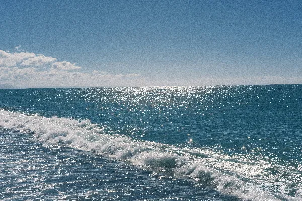 高清摄影 璀璨的海浪在蔚蓝的天空下闪烁。