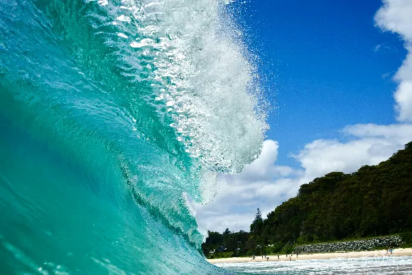 高清摄影 turquoise 海浪近似于沙滩的金色海滩。