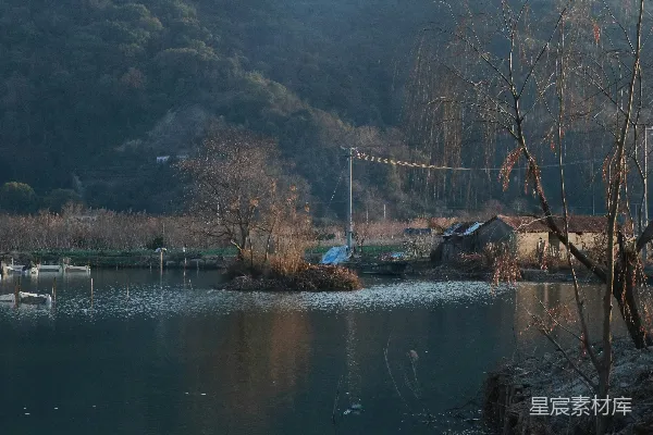 高清摄影 一池清水倒映着山坡上的村庄。