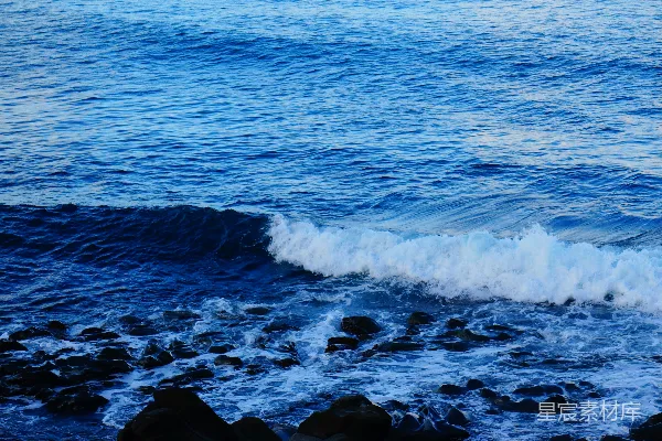 高清摄影 深蓝色的海浪拍击着岩石海岸。