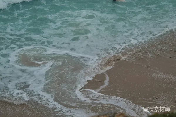 高清摄影 白天人在海浪上冲浪的人们