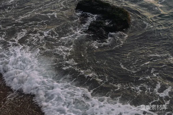 高清摄影 几块漂浮在水中的石头