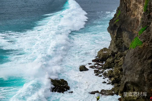 高清摄影 巨大的海浪撞击着悬崖下的海岸。
