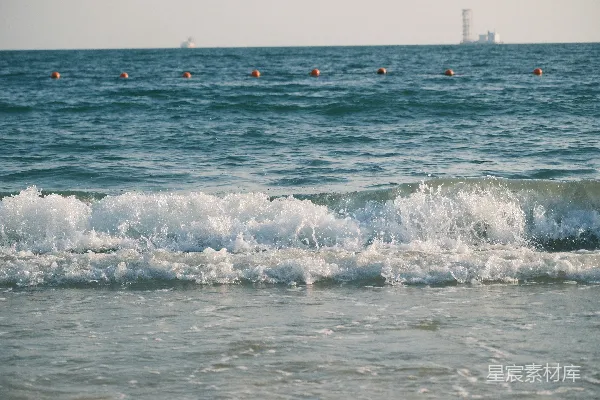 高清摄影 海浪拍打在沙滩上。