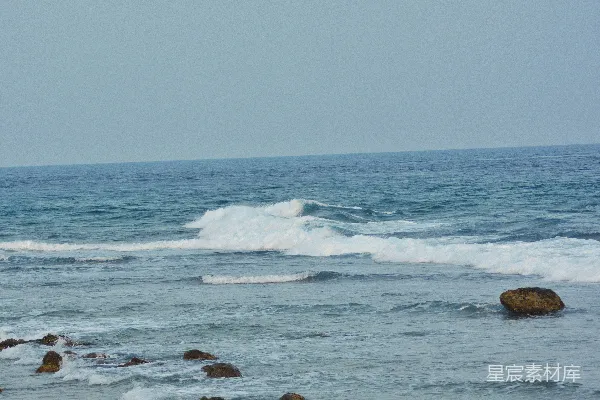 高清摄影 岩石上的海浪拍击