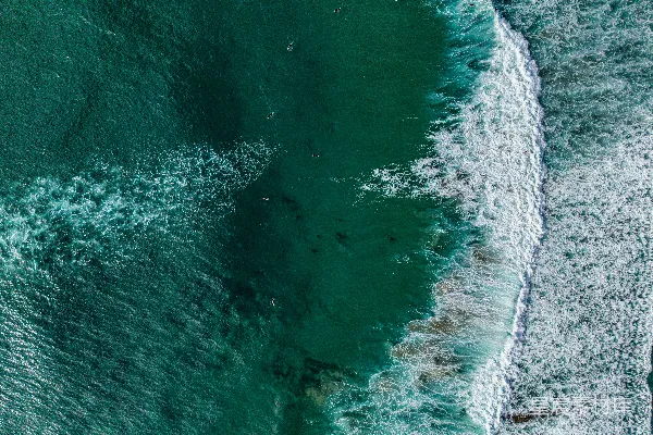 高清摄影 蓝色海洋波浪中的冲浪者 aerial 视角