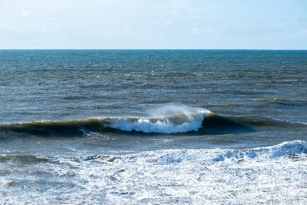 高清摄影 汹涌的海浪拍打着波涛汹涌的大洋水面。