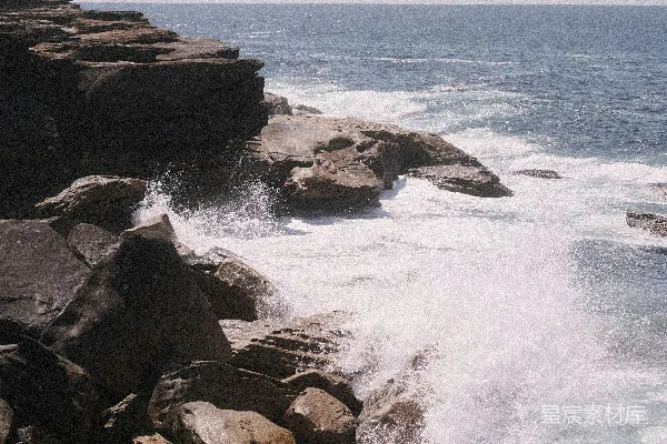 高清摄影 岩石嶙峋的海滩，波涛汹涌