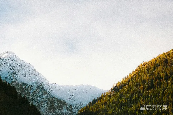 高清摄影 山顶白雪皑皑的一幅景象