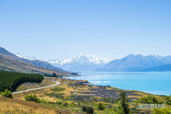 被山环绕的湖泊