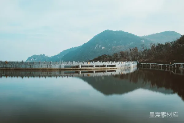 高清摄影 天蓝清澈之下，坝中积水。