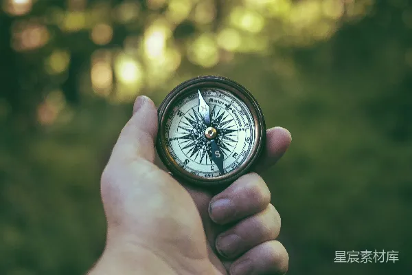 高清摄影 拿着指南针的人