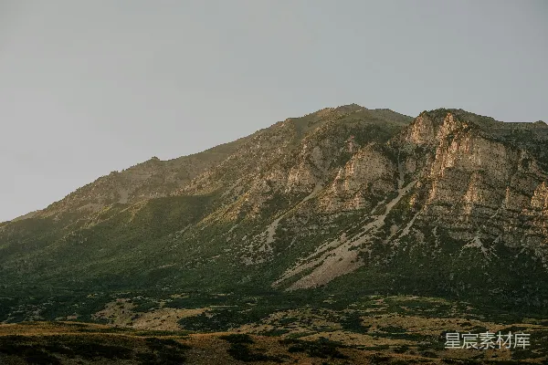 金色的山峦沐浴在晴朗的天空下