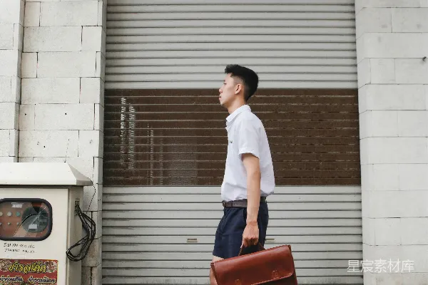 一个提包的人