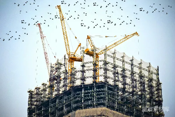 高清摄影 建筑物顶部的 crane 的低角度摄影