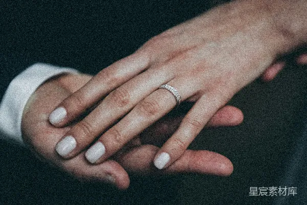 戴着银色戒指的女人