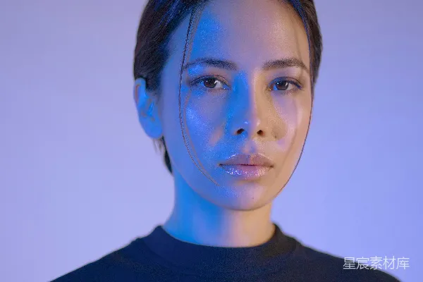 高清摄影 黑色圆领衫的女人