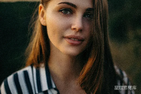 高清摄影 白黑条纹领短袖上衣 smiling 女人