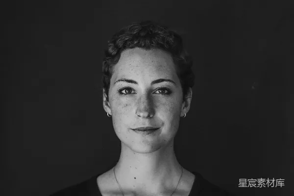 高清摄影 女人穿着项链和上衣的黑白照片