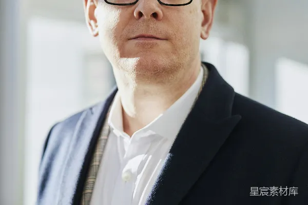高清摄影 站在树旁的男人