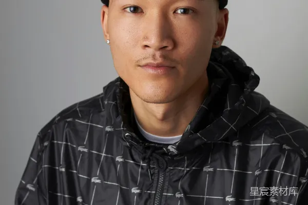 高清摄影 身穿拉克塞尔拉链式带帽T恤的男人