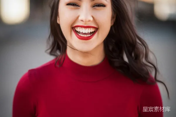高清摄影 女人微笑的特写照片