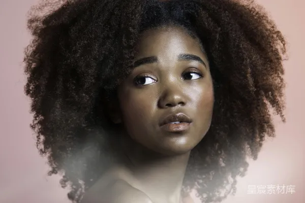 高清摄影 一个留着 Afro 的女人正在看着镜头。