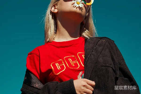 高清摄影 戴着太阳镜的女人在户外白天站立