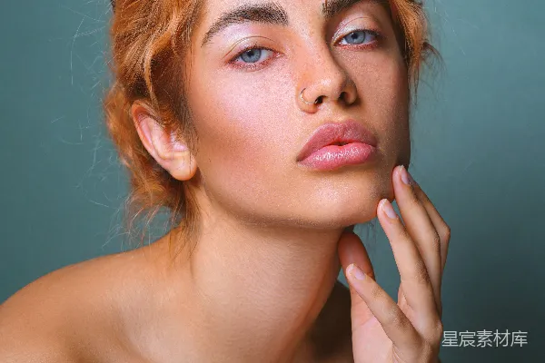 高清摄影 一头雀斑的女子正在拍照。