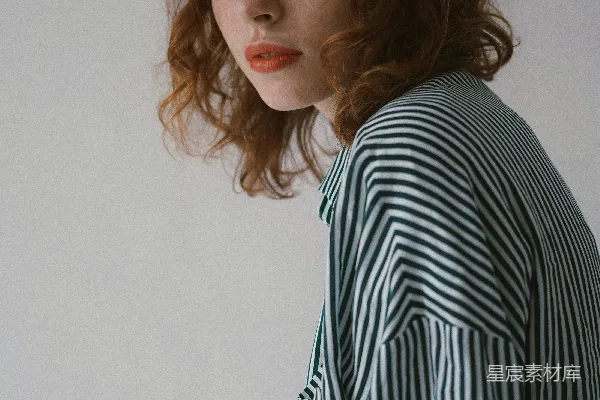 高清摄影 女性黑色和白色条纹上衣