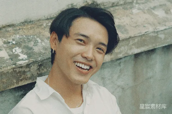 高清摄影 白衬衫穿着者微笑的女人