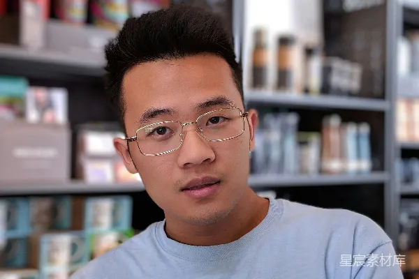 高清摄影 戴着眼镜和蓝色衬衫的男人在咖啡店内