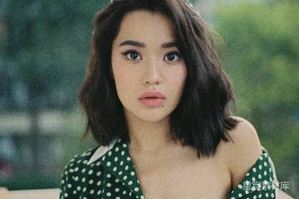 高清摄影 黑色白色V领上衣的女性